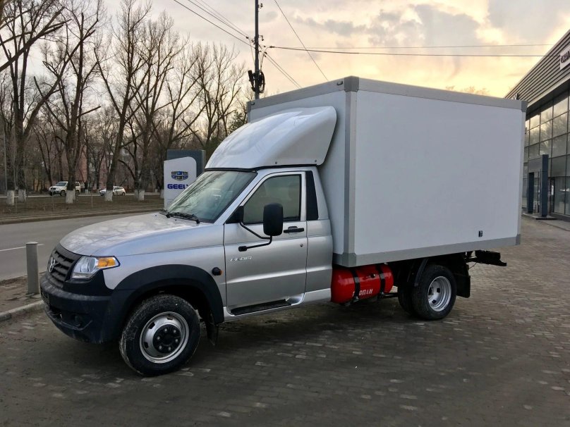 УАЗ профи полуторка