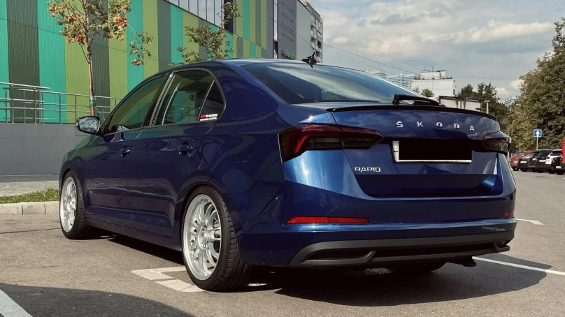 Шкода Рапид синяя 2019 на штампованных дисках r15