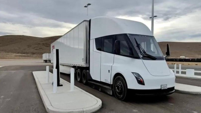 Электрический грузовик Tesla Semi