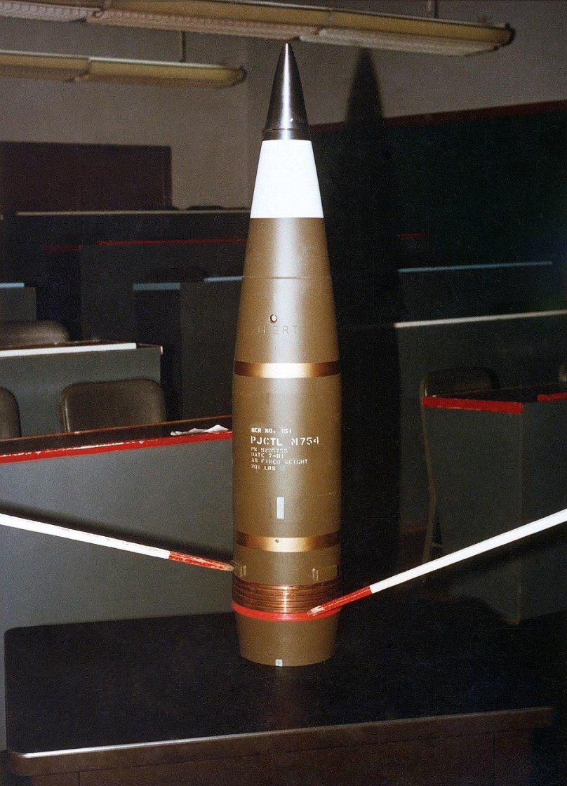 Ядерный снаряд 203 мм
