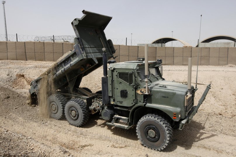 Oshkosh MTVR 6x6 самосвал 216