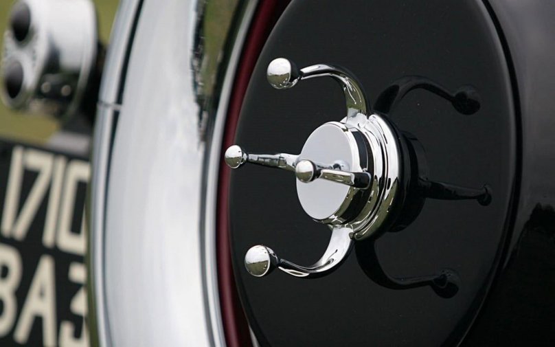 Bucciali TAV 8−32 v12 Berline Fleche d'or