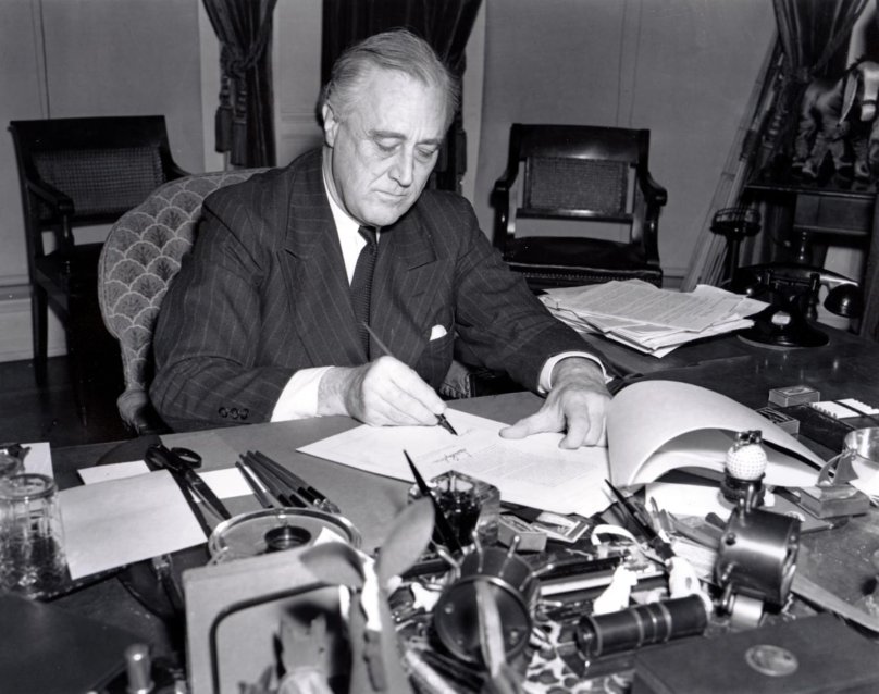 Рузвельт подписывает закон о ленд-Лизе