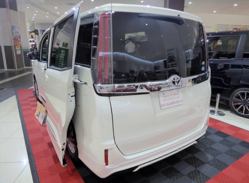 Toyota Noah 2014