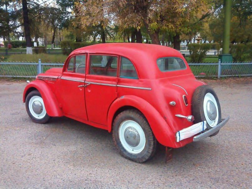 Москвич 401 красный