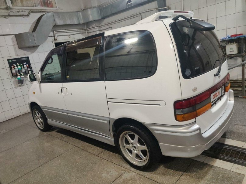 Ниссан Серена 1993 года