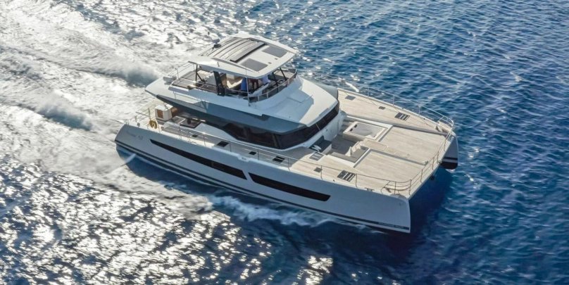 Моторный Fountaine Pajot