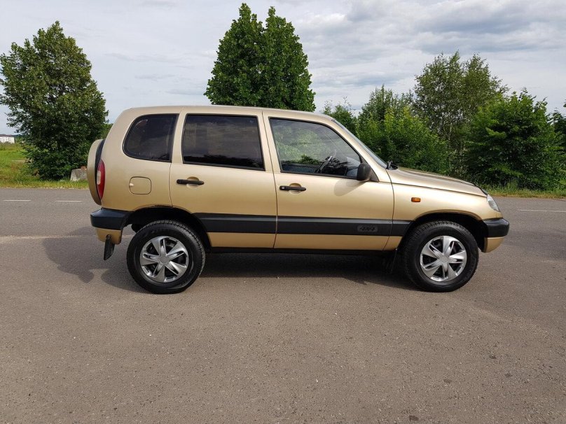 Шевроле Нива 2004 золотистая