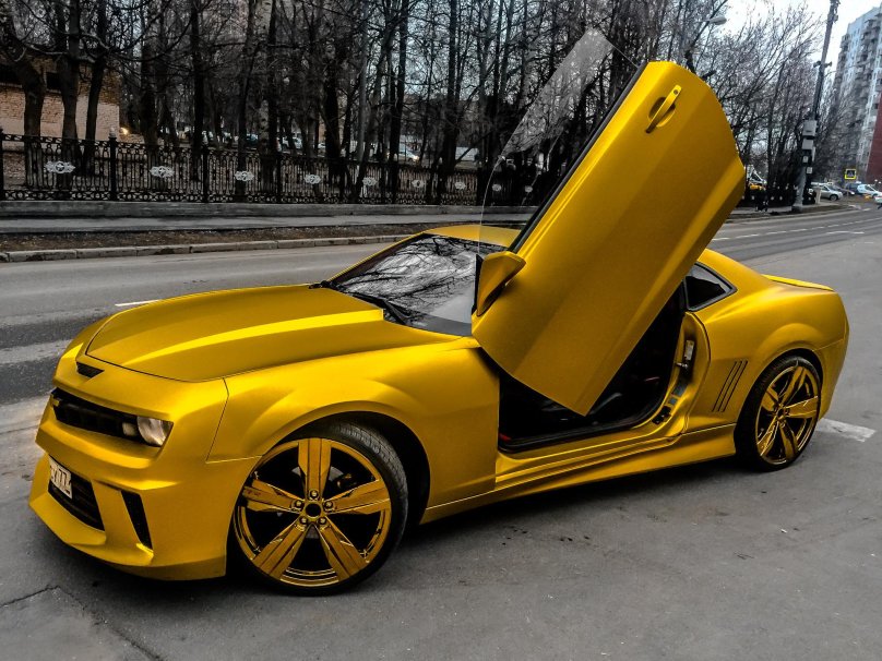 Шевроле Камаро золотистый