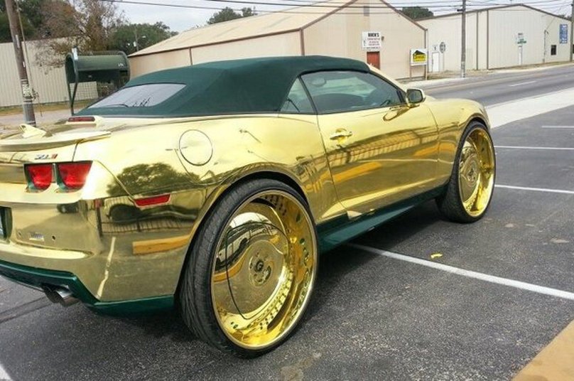 Шевроле Камаро золотого цвета