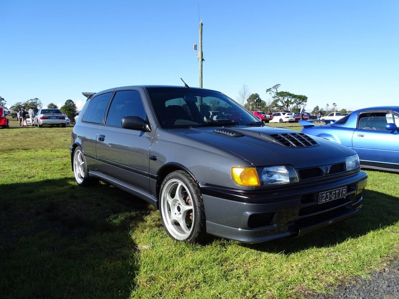 Ниссан Пульсар 1990