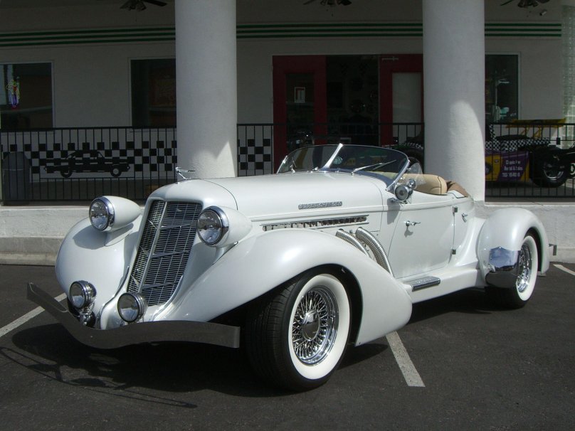 1932 Auburn – v12 Boattail Speedster