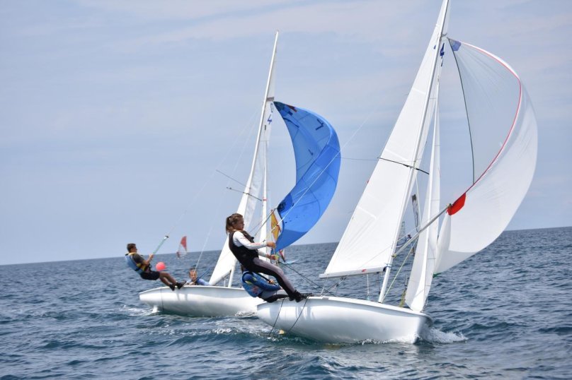 Парусная яхта спорт