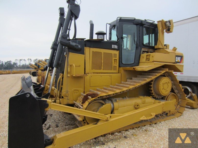 Катерпиллер бульдозер