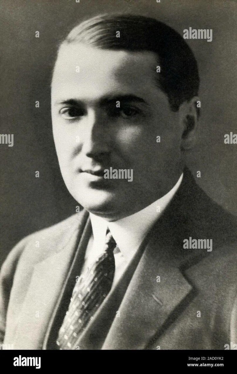 Эмиль Леон пост