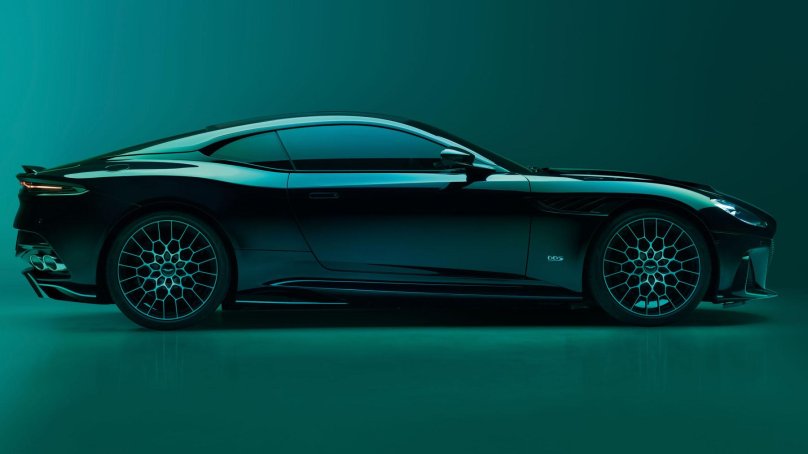 Астон Мартин ДБС 2022