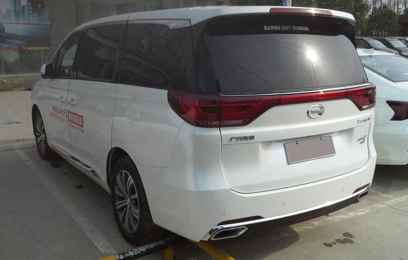 Машина Trumpchi китайская белая зад