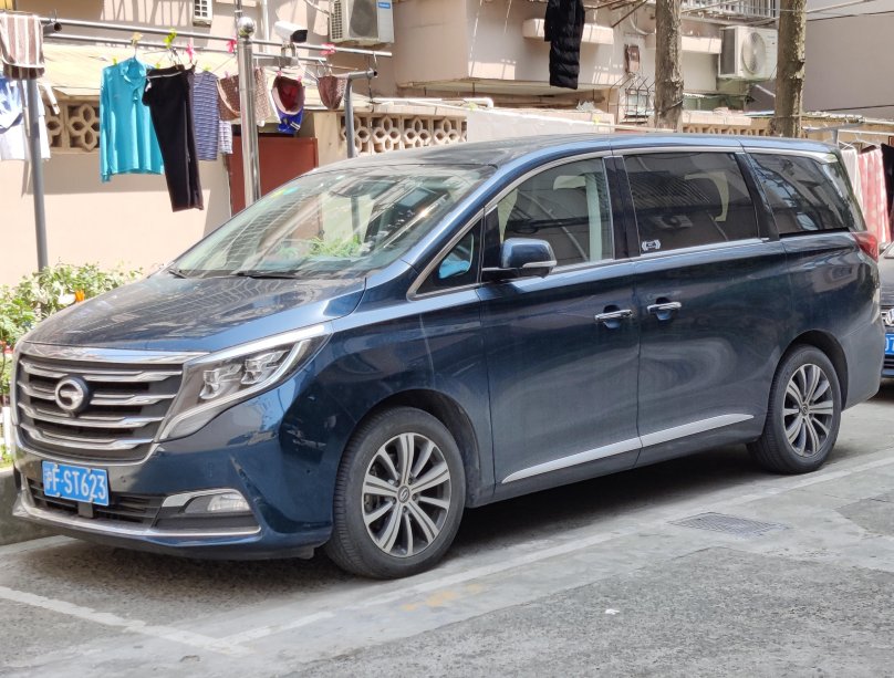 Голубой минивэн