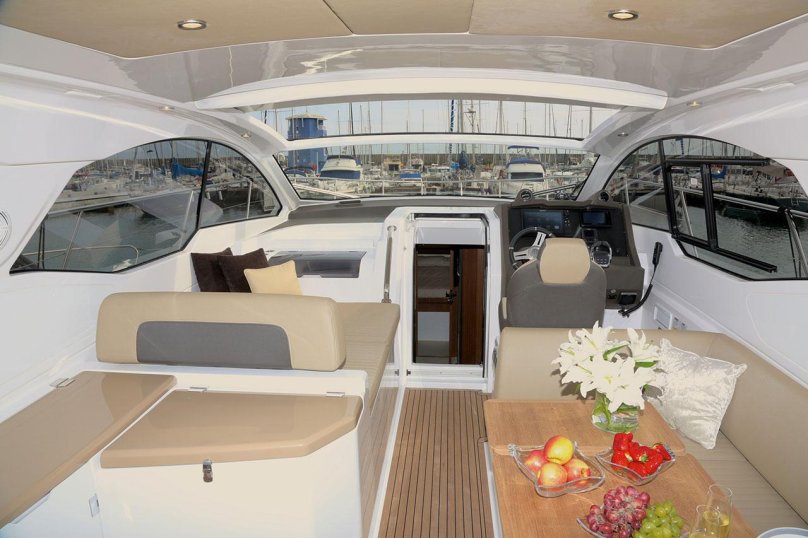 Яхта Азимут 100 кокпит
