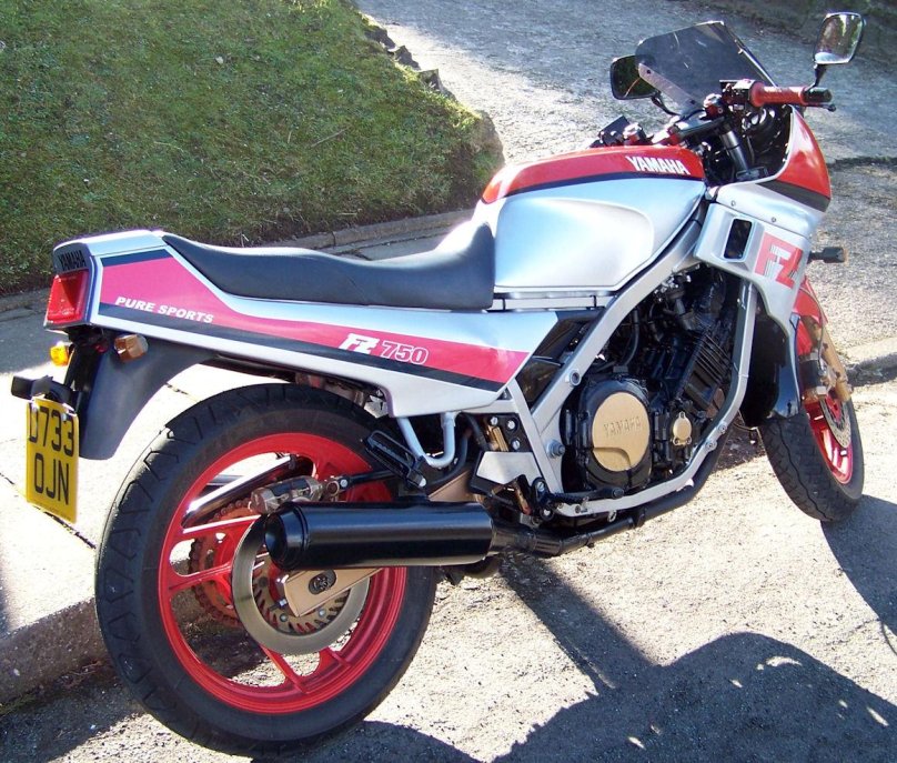 Ямаха ФЗР 750 Генезис