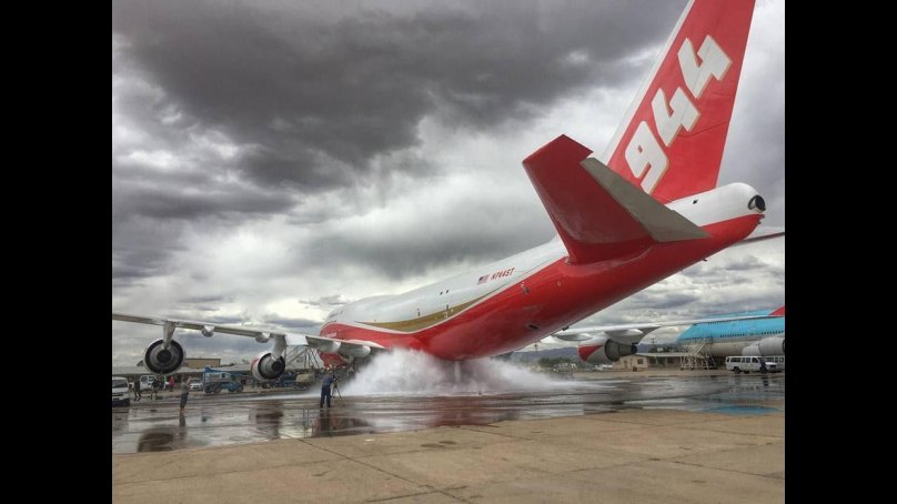 Самолет 747 Global Supertanker