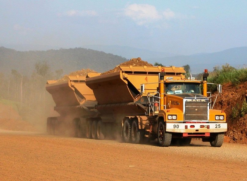 Самосвал Mack Titan