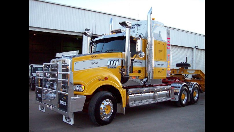 Mack Titan 10