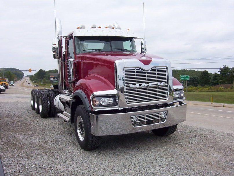 Грузовик Mack Titan