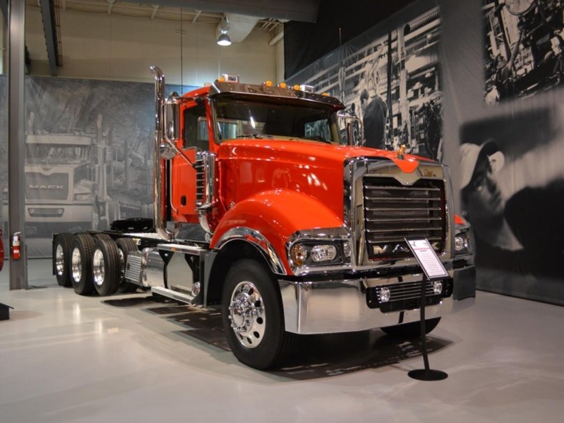 Грузовик Mack Titan