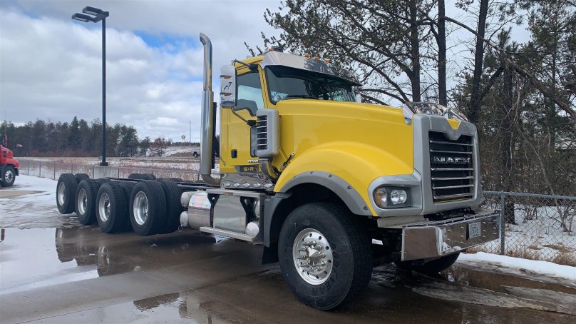 Тягач Mack Titan