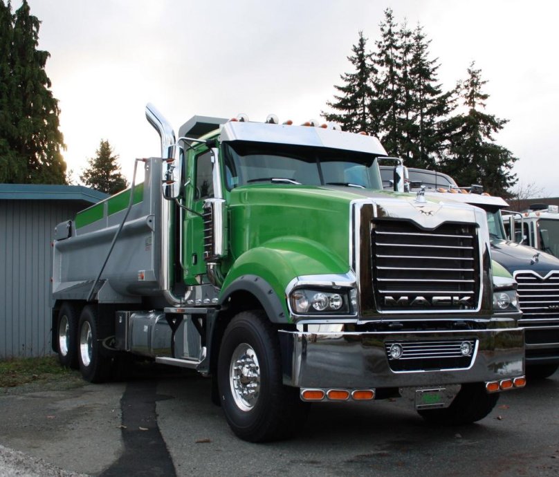 Грузовик Mack Titan