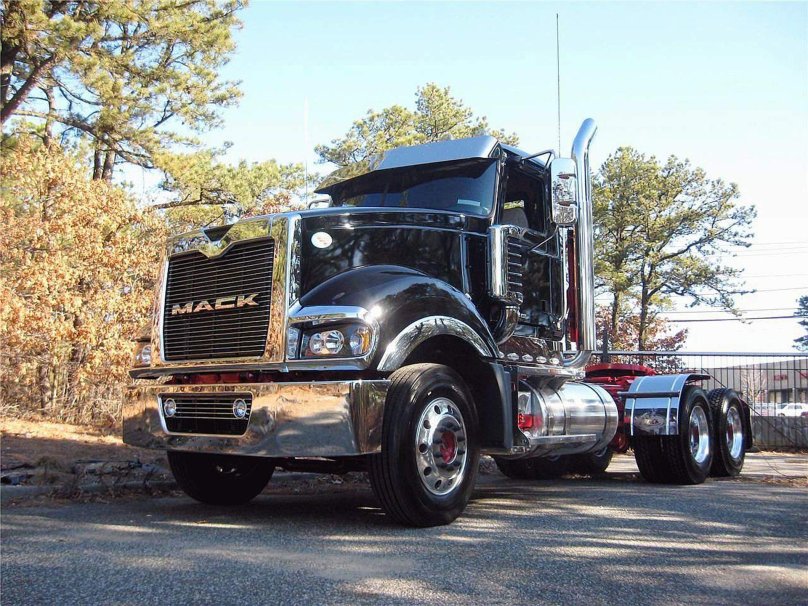Грузовик Mack Titan