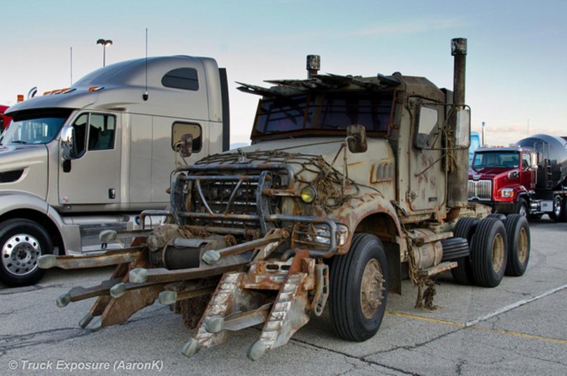 M915 line-Haul Mack Titan