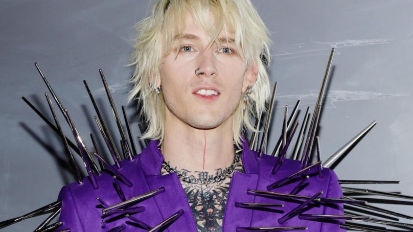 MGK В костюме