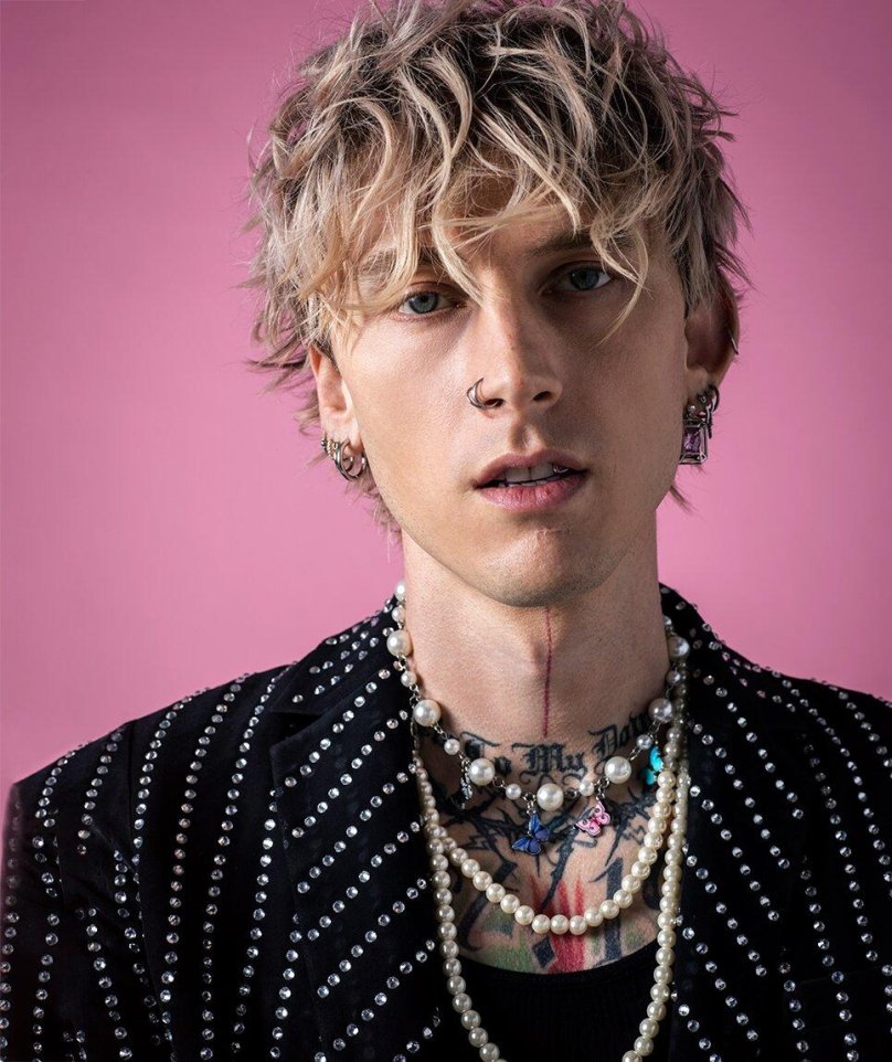 Machine Gun Kelly прическа