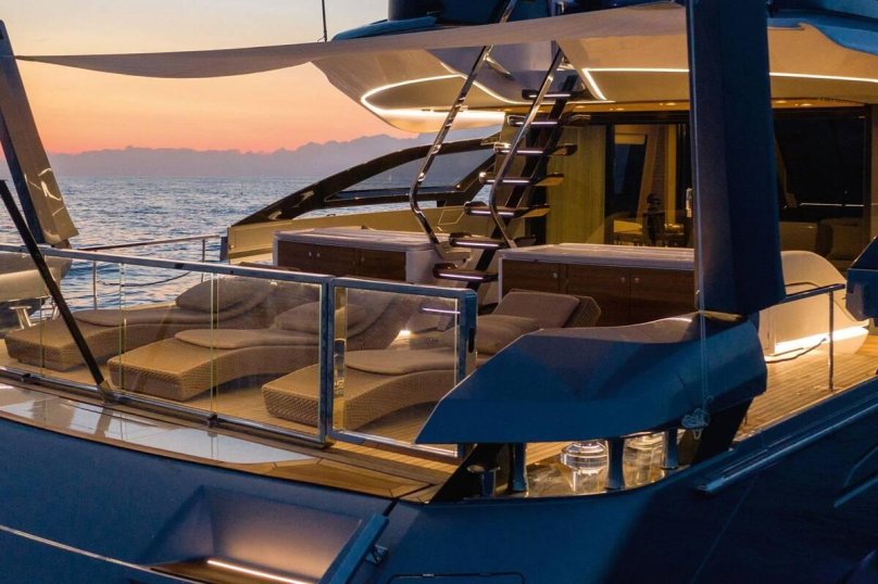 Яхта Азимут 100 кокпит