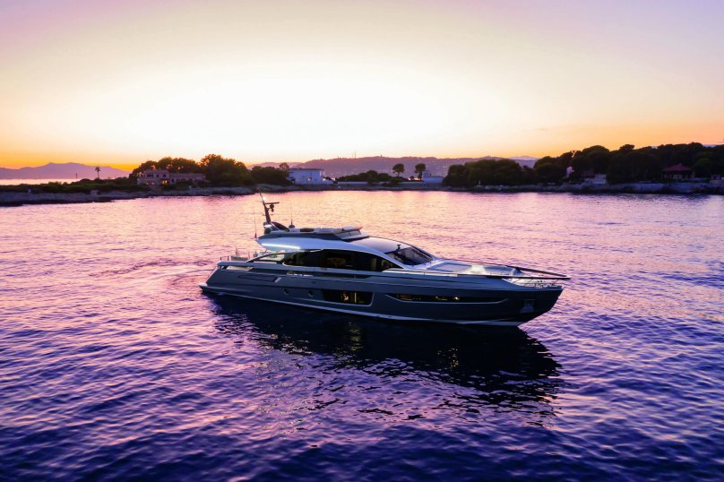 Яхта Азимут s 10