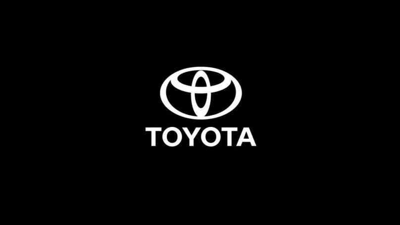 Тойота на черном фоне