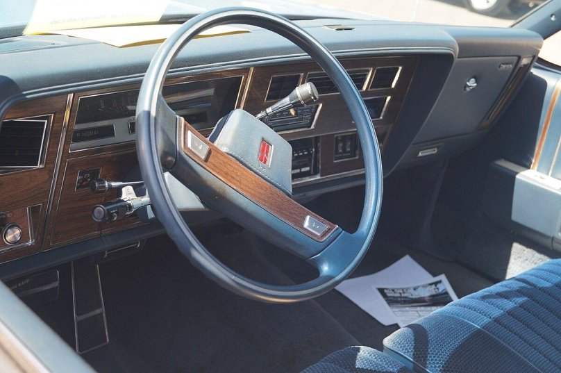 Oldsmobile Custom Cruiser 1983 салон