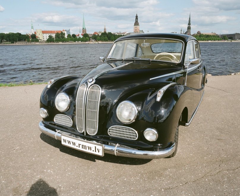 Первые четырехдверные автомобили БМВ