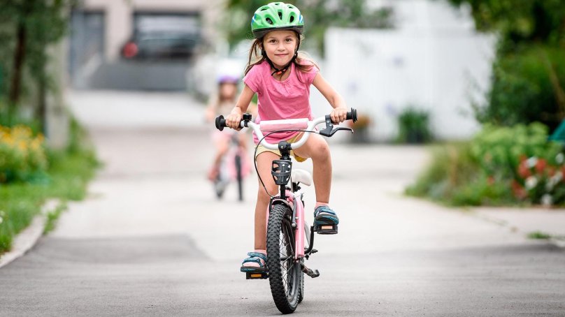 Дети с велосипедом