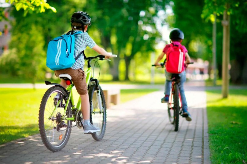 Дети с велосипедом