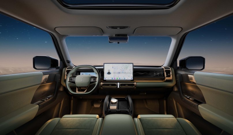 Салон новой Chery три монитора