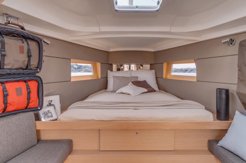 Oceanis 38 каюты