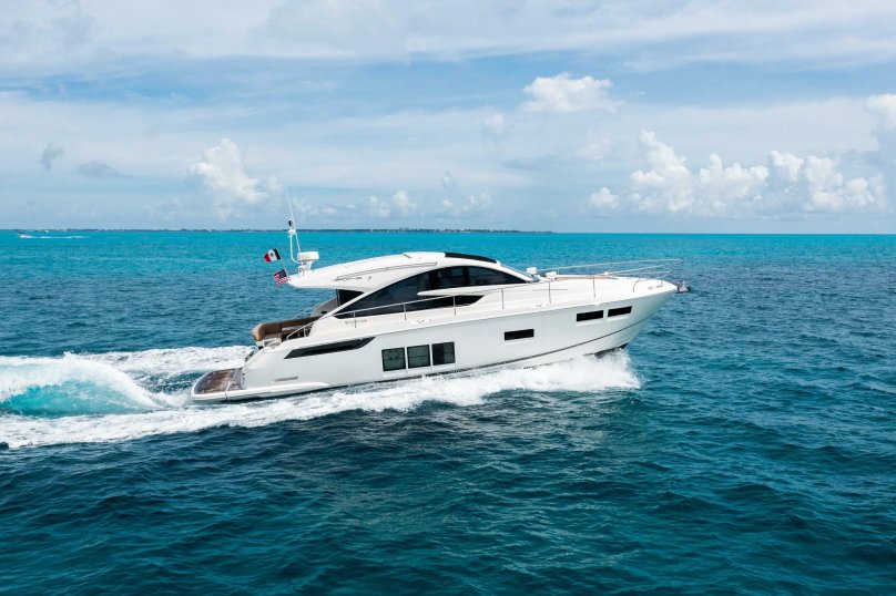 Яхта Fairline