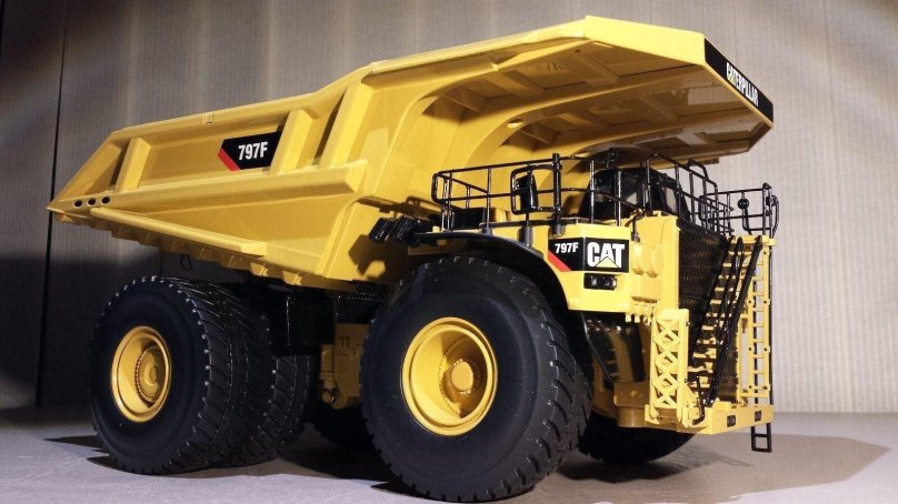 Карьерный самосвал Caterpillar 797f