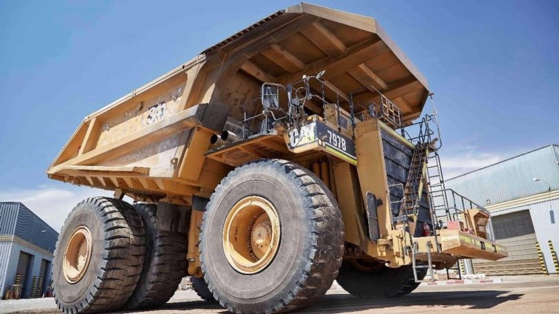Карьерный самосвал Катерпиллер