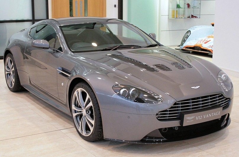 Астон Мартин в12 Vantage