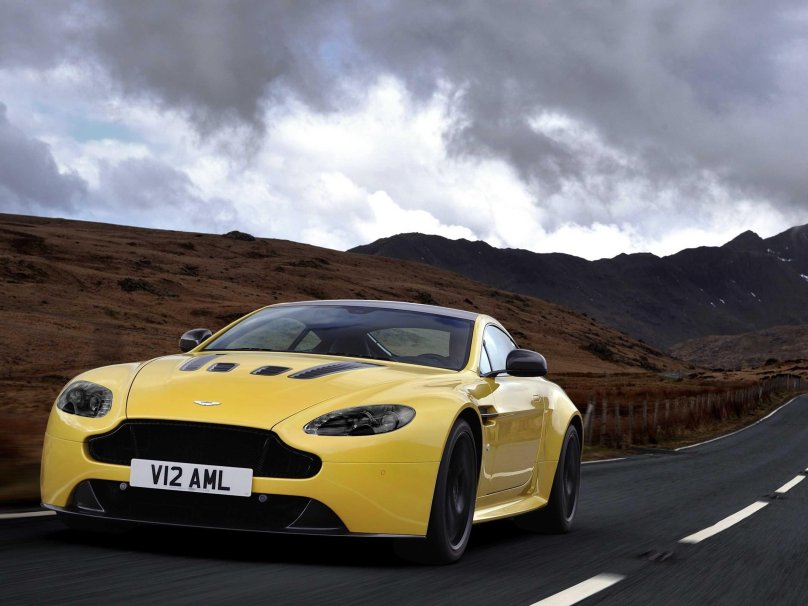 Aston Martin Vantage v12 2013