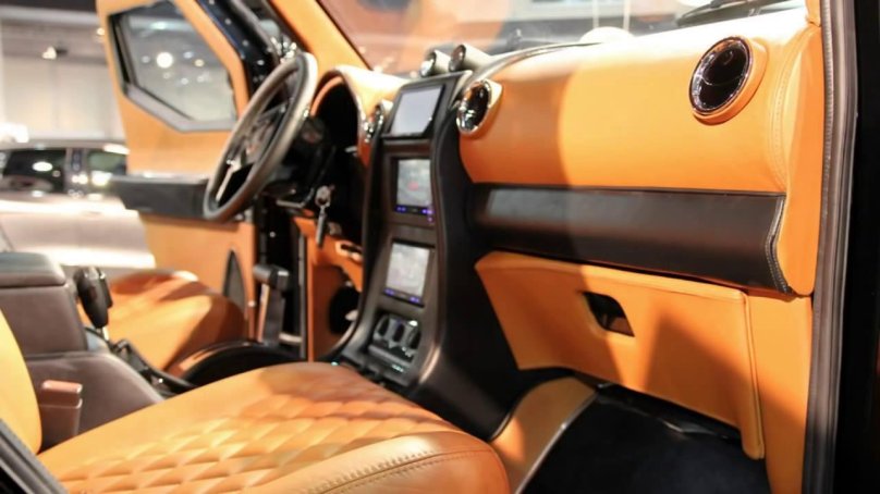 Броневик Knight XV салон